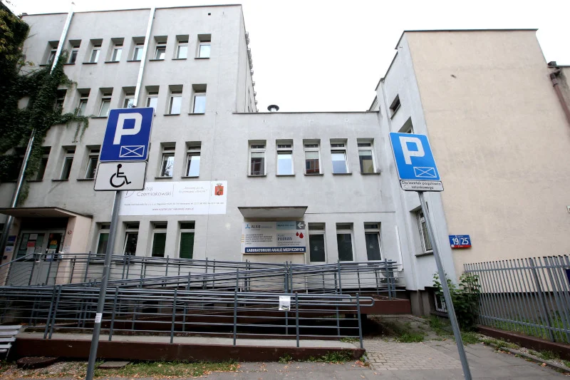 Szpital Czerniakowski poinformował o śmierci pacjentki z covid-19 nie tę rodzinę co trzeba.