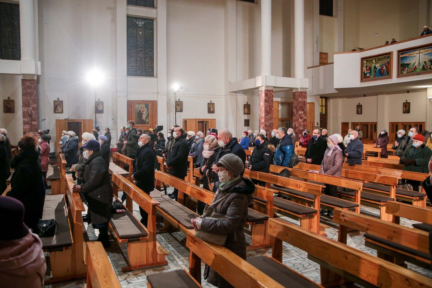 Widzowie TVN przestają chodzić do kościoła? Religijność zależy od stacji.