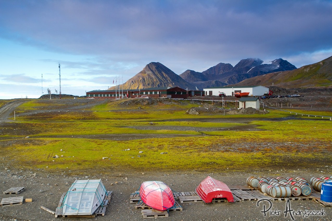 Widok na Polską Stację Polarną od strony fiordu Hornsund