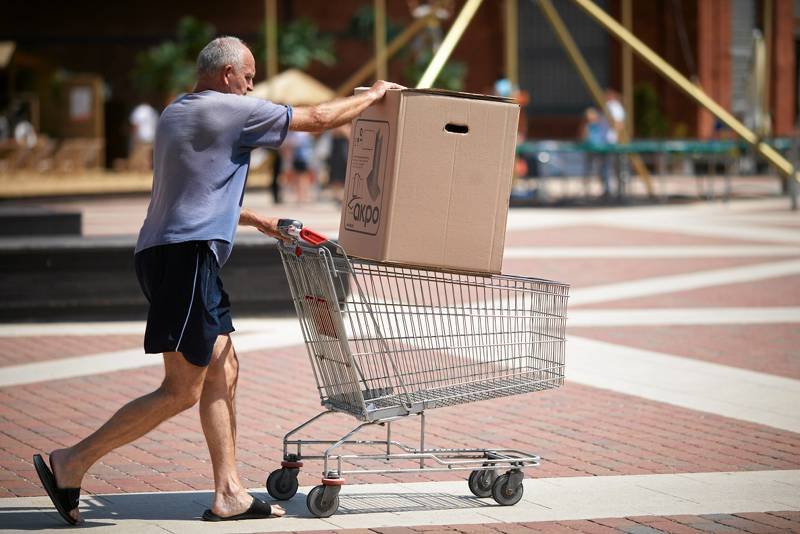 Mężczyzna pchający wózek w Manufakturze