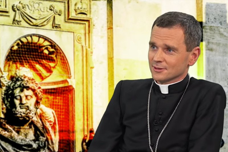 Biskup Mirosław Milewski stwierdził, że bez zlikwidowania "lawendowej mafii" nie uda się rozwiązać obecnych problemów Kościoła.