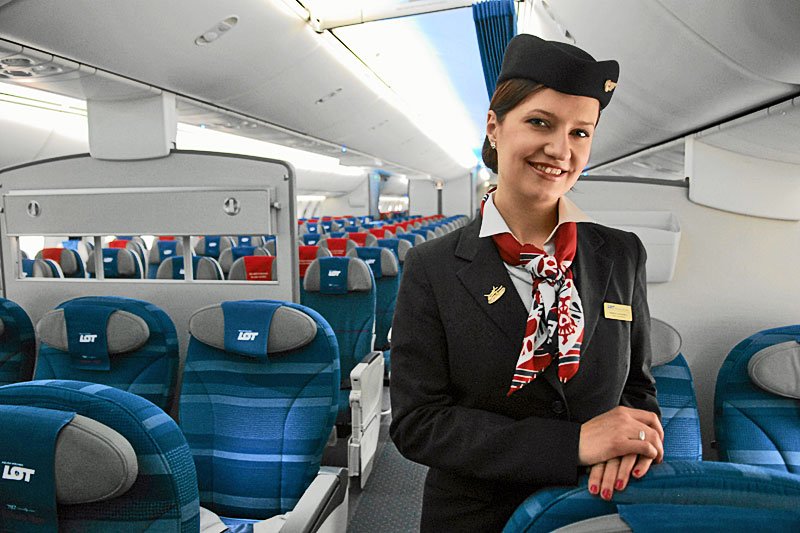Komunikaty podawane przez stewardessy i pilotów zwykle bywają całkowicie niezrozumiałe. Zdjęcie jest tylko ilustracją do tekstu.