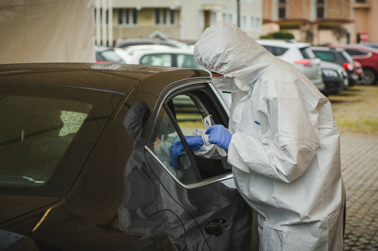 Środowiska sceptyków pandemii żyją "omyłkową" publikacją AOTMiT podważającą wiarygodność testów w kierunku COVID-19.
