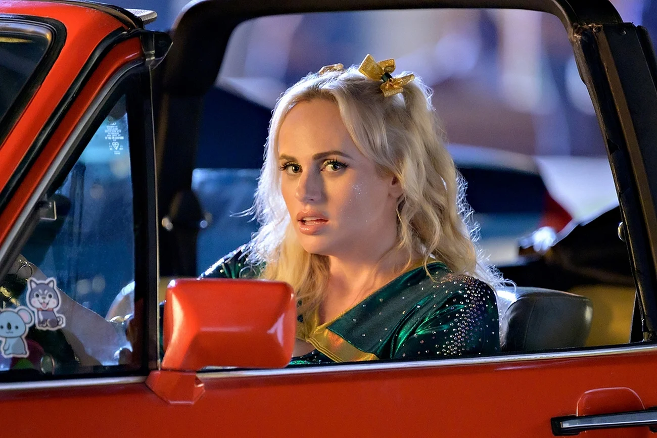 Rebel Wilson w filmie "Powrót do liceum" od Netflix.