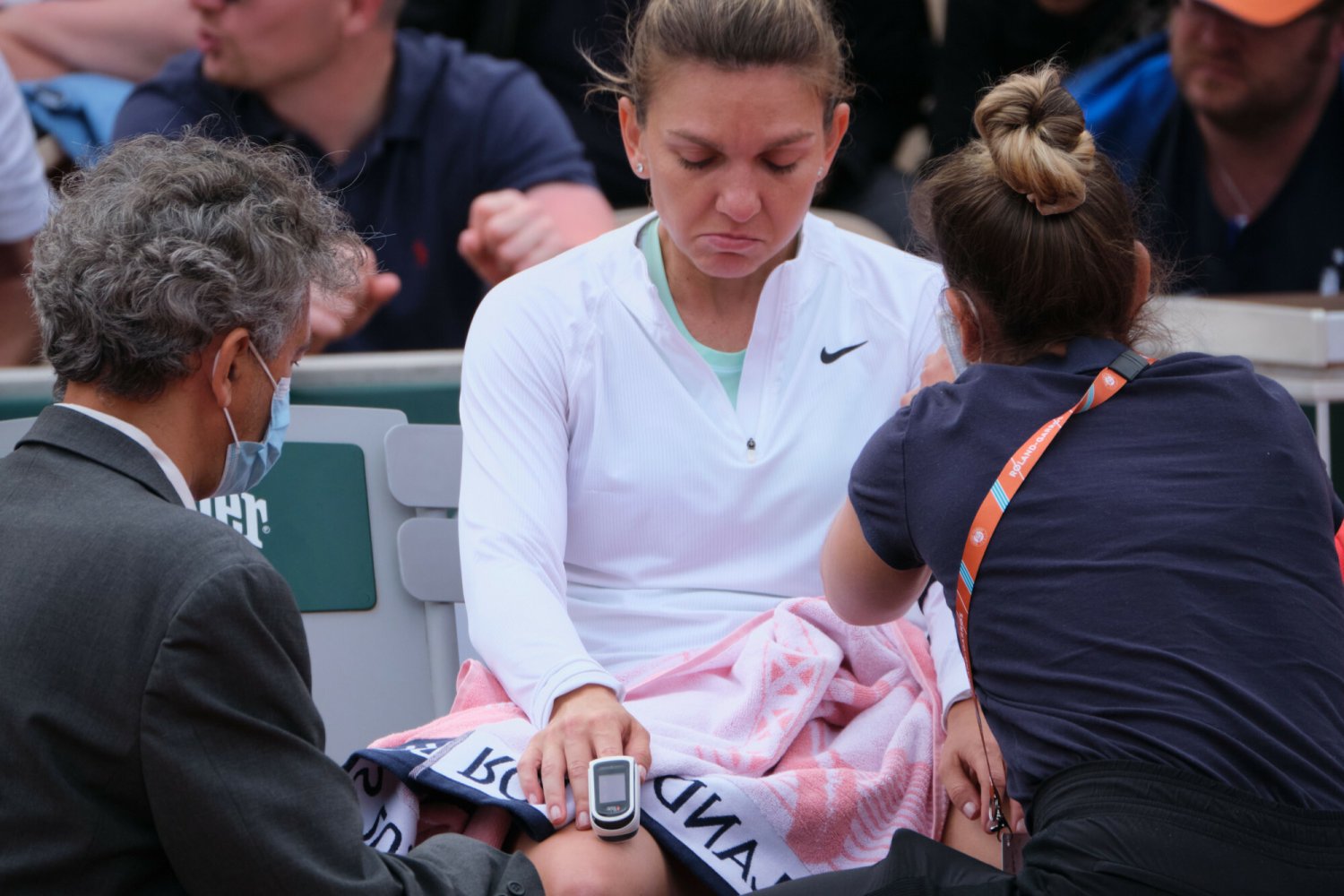 Simona Halep przegrała swój mecz Rolanda Garrosa po ataku paniki i interwencji lekarzy na korcie