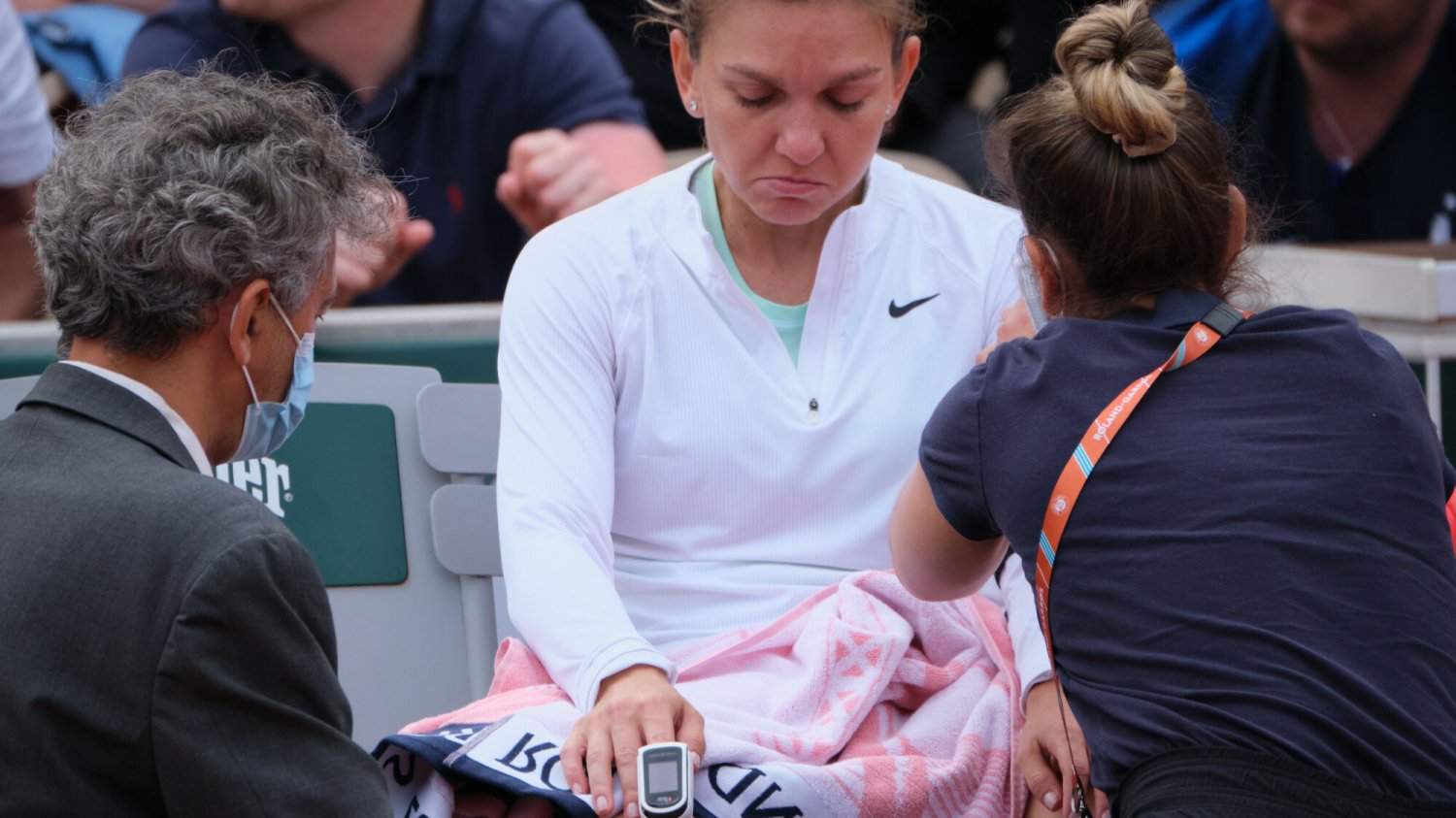 Simona Halep przegrała swój mecz Rolanda Garrosa po ataku paniki i interwencji lekarzy na korcie