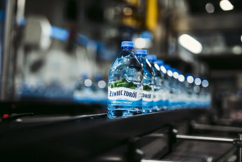 Miesięcznie firma wykonuje ok. 6500 analiz. Ocenie podlega ponad 60 różnych parametrów dotyczących jakości opakowań, surowców, procesu i samego produktu.
