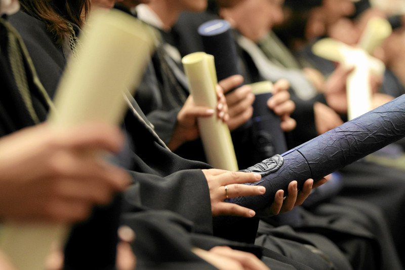 Zamiast pięciu lat na uczelni, dostaniesz go w pięć dni. Handel fałszywkami kwitnie.