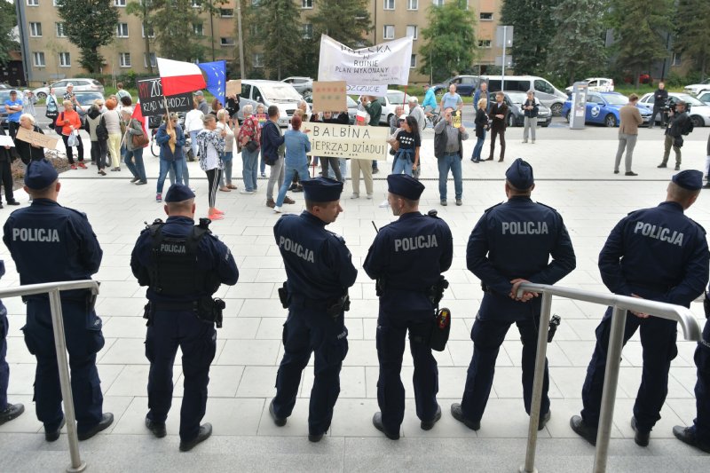 Po spotkaniu w Nowym Targu tłum przeciwników skandował "będziesz siedział", a na transparentach był cytat "spiep**aj dziadu".