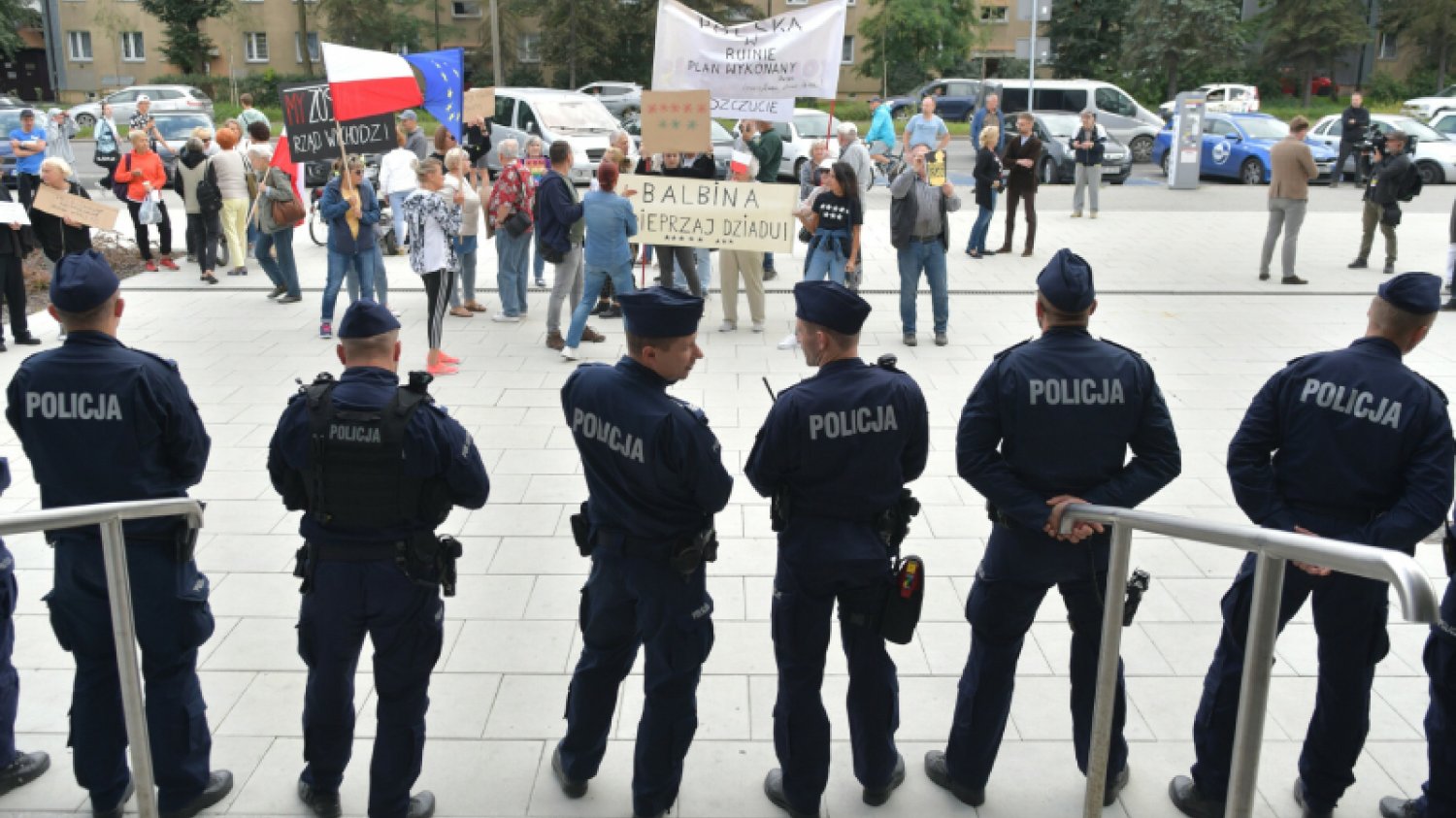 Po spotkaniu w Nowym Targu tłum przeciwników skandował "będziesz siedział", a na transparentach był cytat "spiep**aj dziadu".