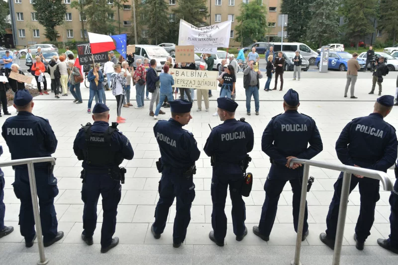 Po spotkaniu w Nowym Targu tłum przeciwników skandował "będziesz siedział", a na transparentach był cytat "spiep**aj dziadu".