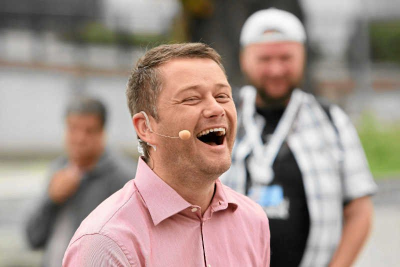 Jarosław Kuźniar zdradził kontrowersyjny sposób na podróżowanie.