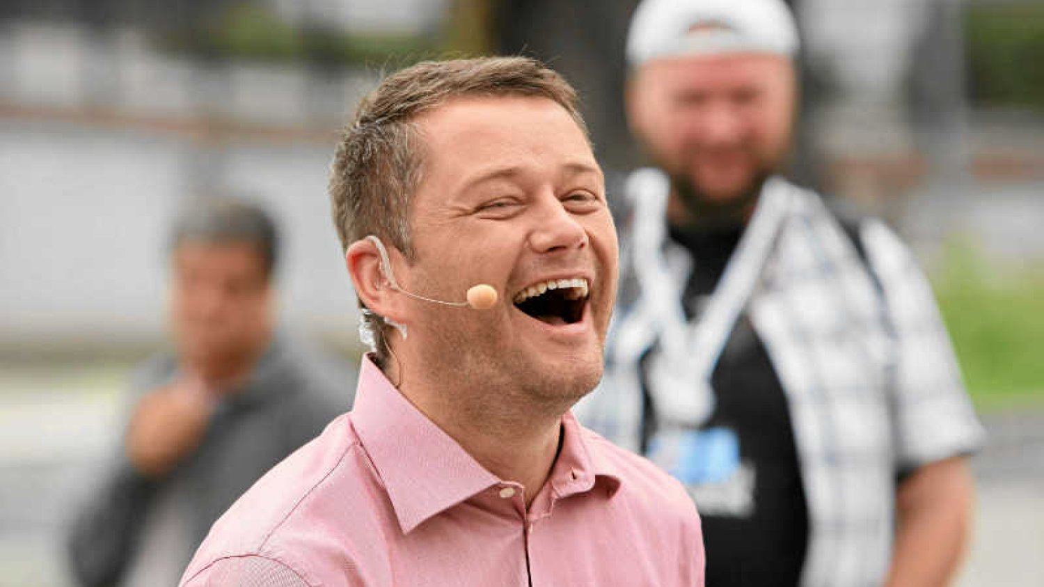 Jarosław Kuźniar zdradził kontrowersyjny sposób na podróżowanie.