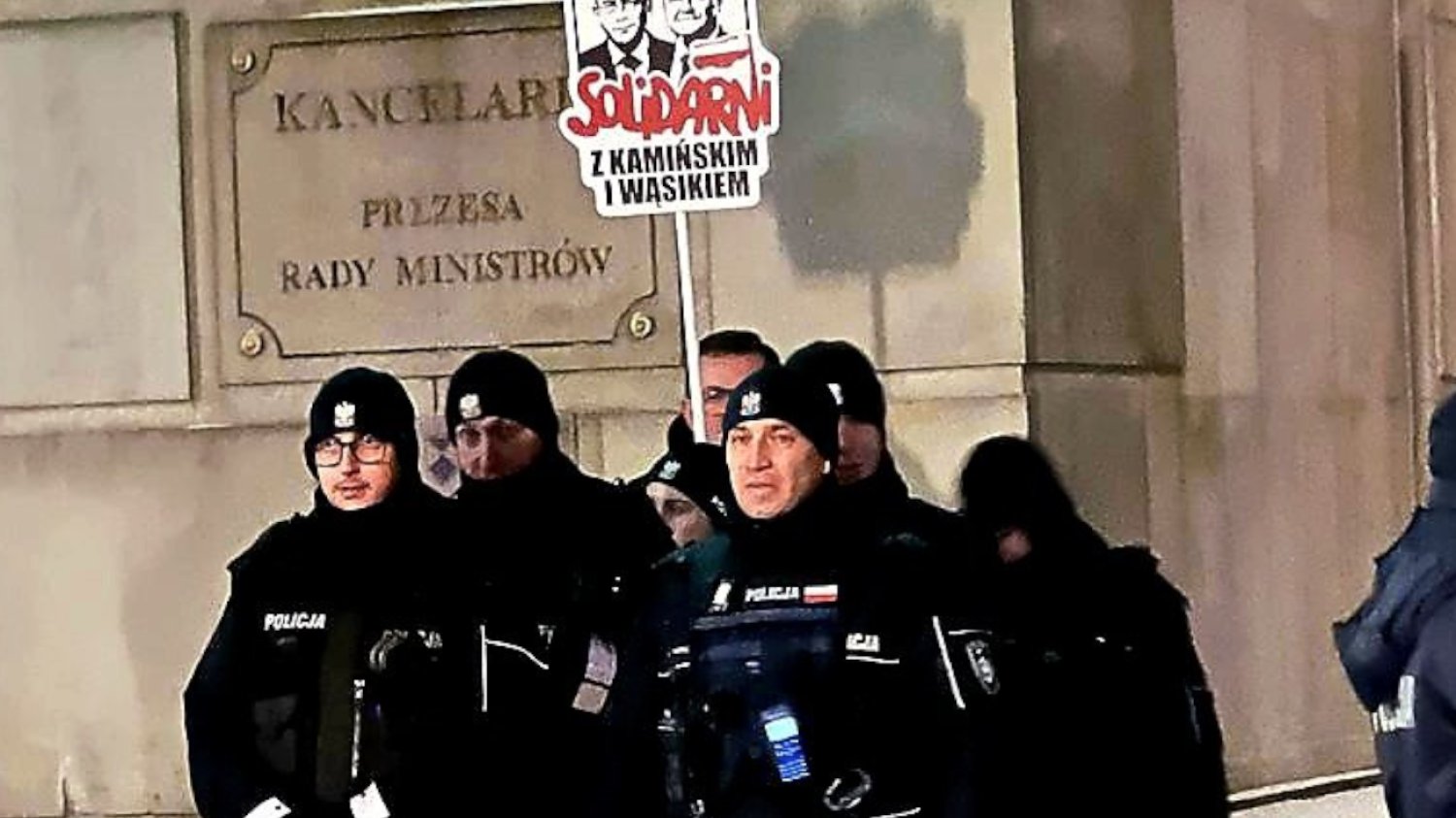 Policjanci z transparentem na proteście PiS? Internauci wytknęli Czarnkowi manipulację