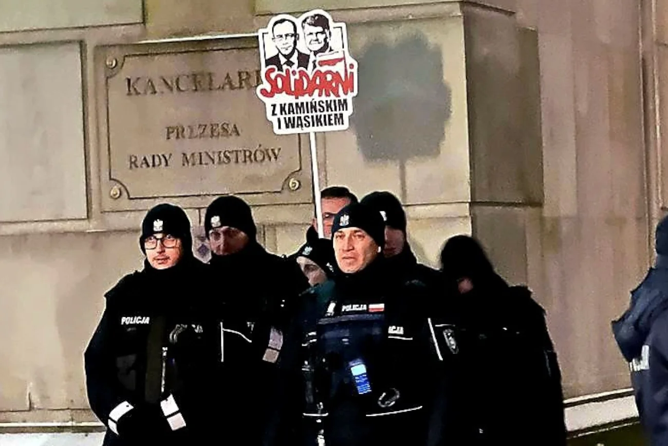 Policjanci z transparentem na proteście PiS? Internauci wytknęli Czarnkowi manipulację