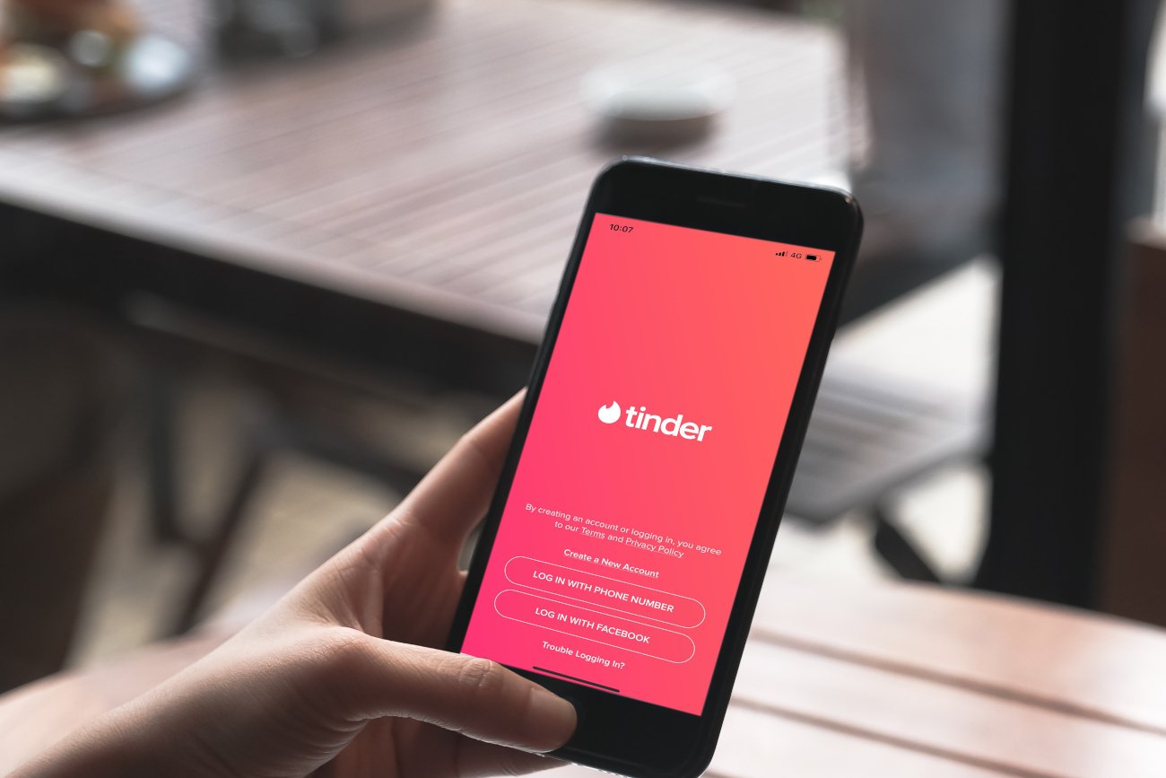 Trzech Polaków, w ramach kampanii "To Russia from Love", postanowiła walczyć z rosyjską dezinformacją za pomocą Tindera.