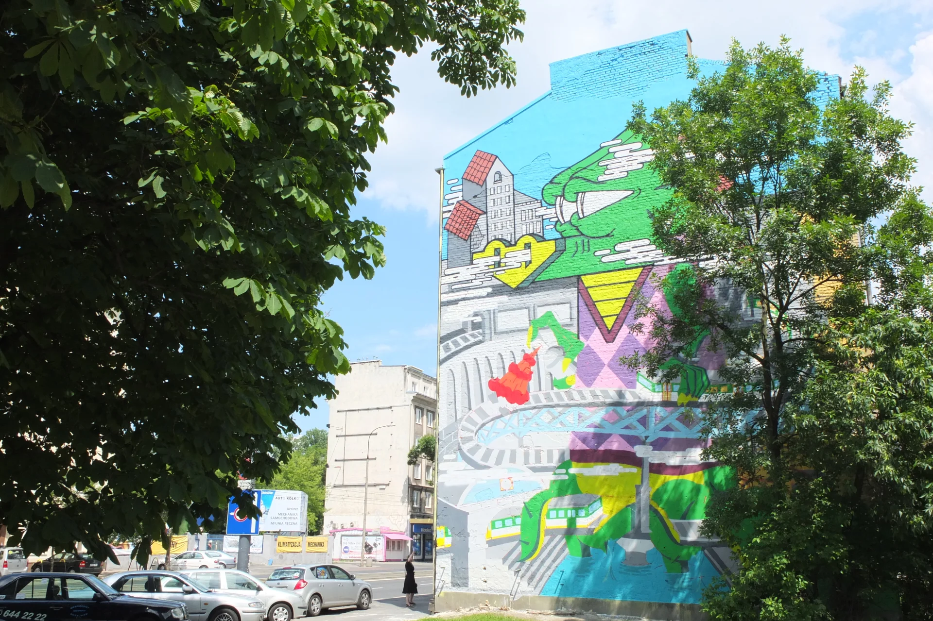 Mural GoodLooking Studio na zachodniej ścianie kamienicy