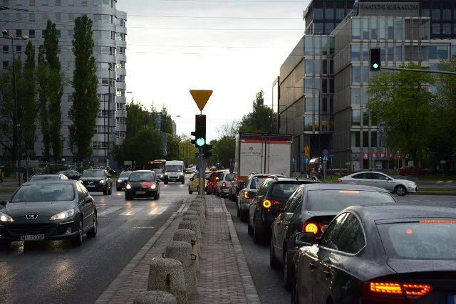 Korki na Domaniewskiej trwają w zasadzie cały dzień.