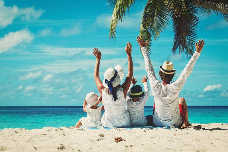 Jakie kierunki na rodzinne wczasy za granicą są dziś w modzie? Portal Turystyczny Wakacje.pl podaje, że największą popularnością wśród rodzin w Polsce cieszy się Grecja, Turcja, Egipt, Bułgaria i Hiszpania