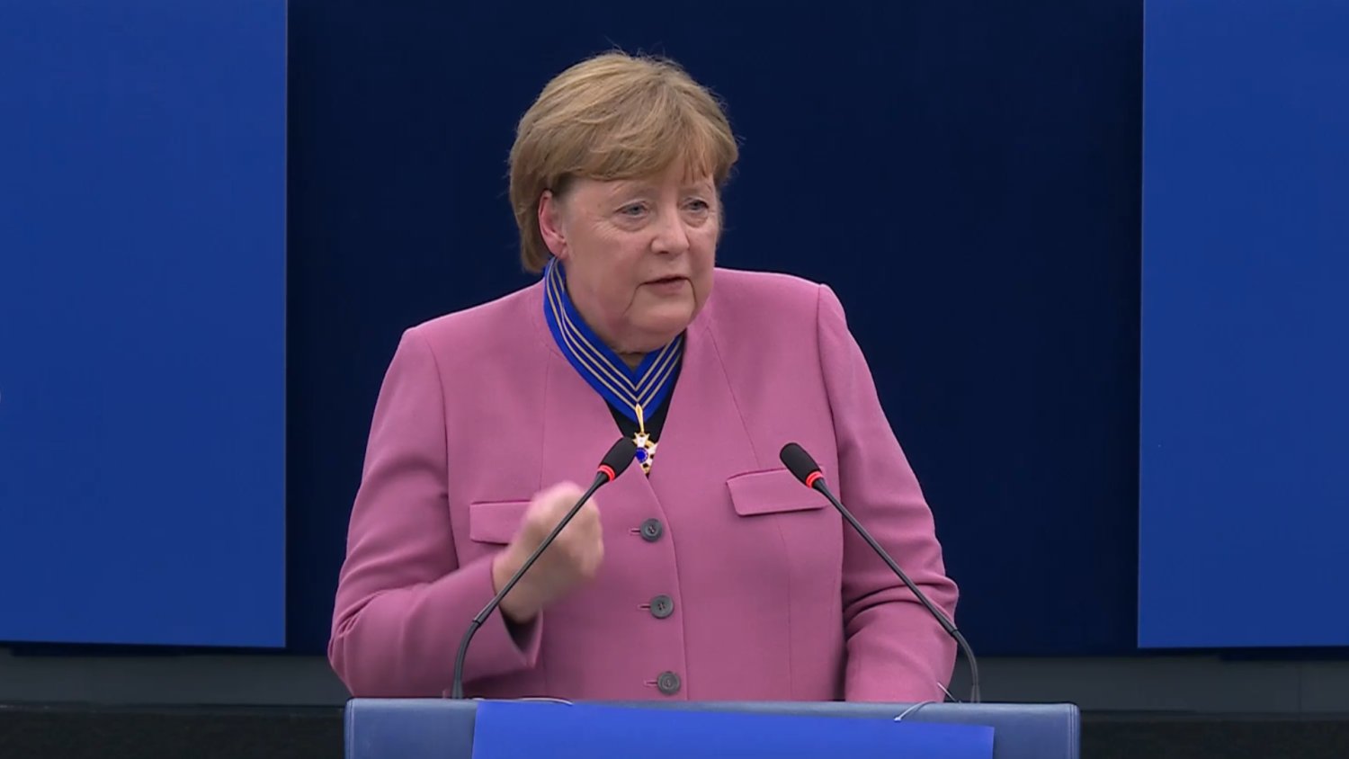 Merkel i dwóch Polaków z wielkim wyróżnieniem w PE. Była też mocna przemowa