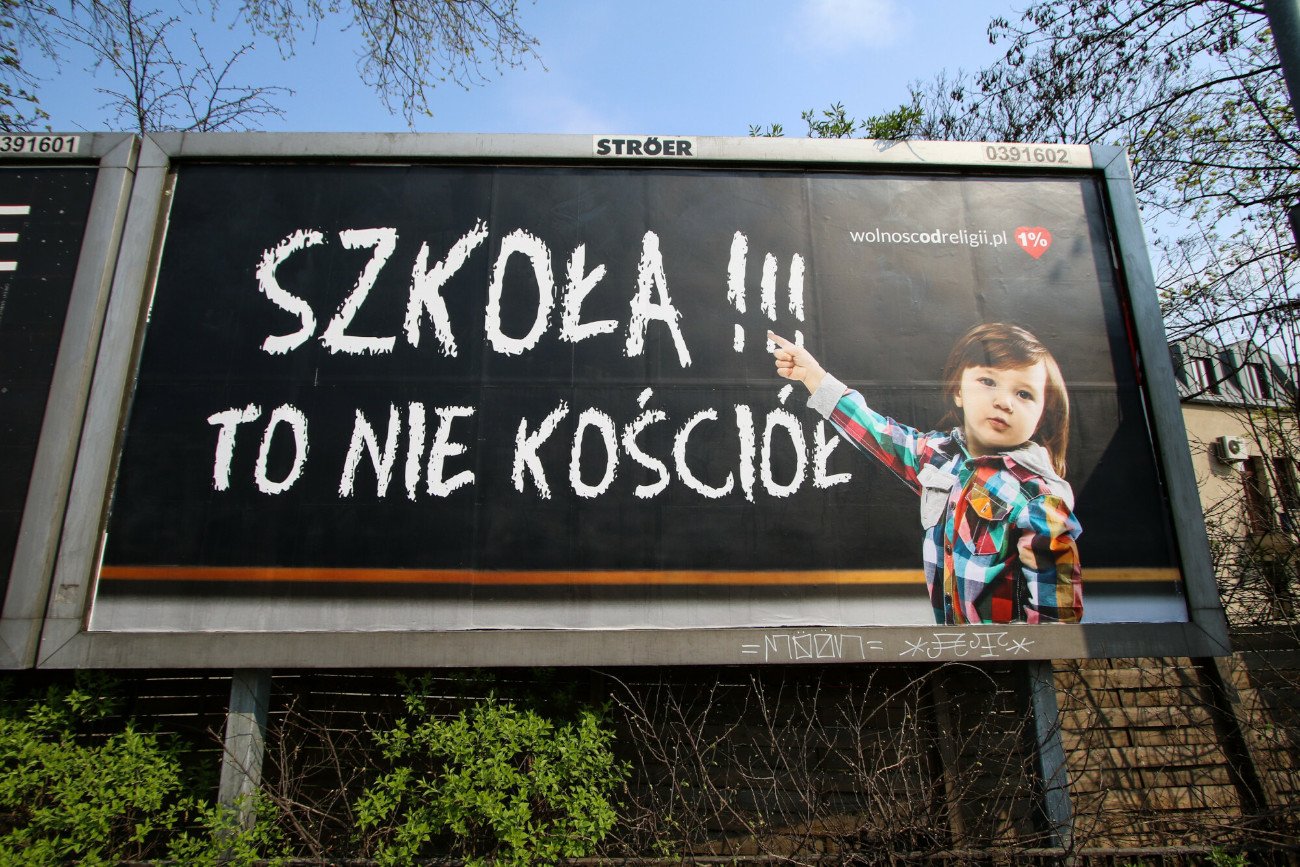 Billboardowa kampania społeczna "Szkoła to nie kościół" na ulicach Krakowa