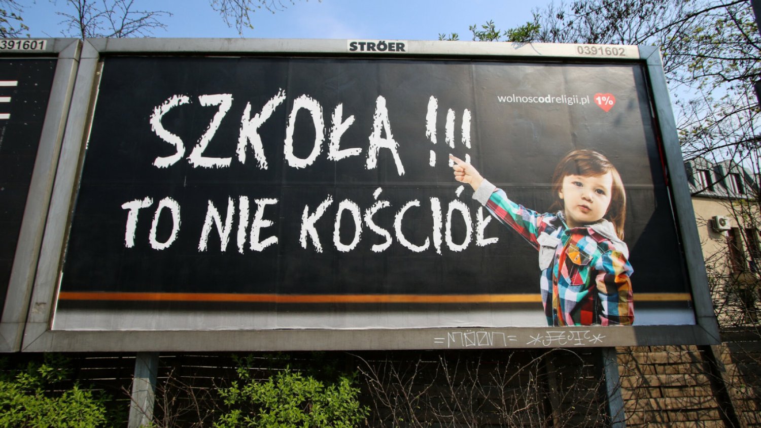 Billboardowa kampania społeczna "Szkoła to nie kościół" na ulicach Krakowa