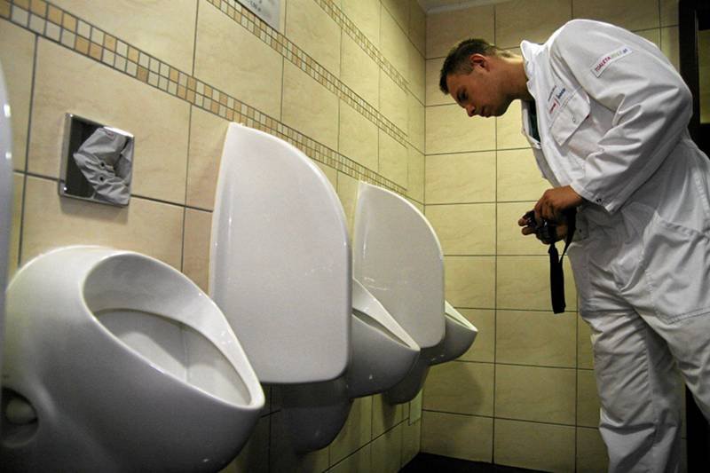 Patrol czystości kontroluje toaletę publiczną w Krakowie