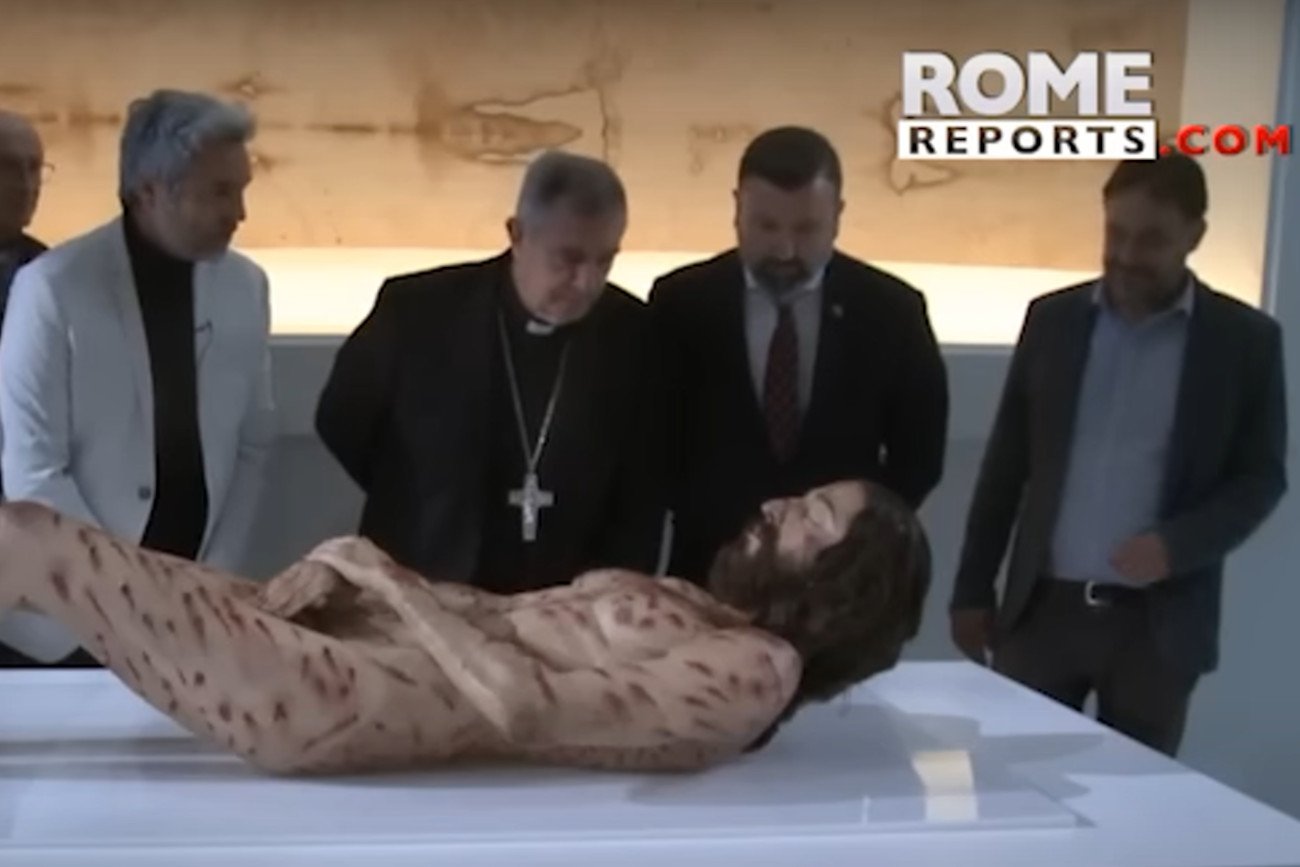 Stworzono hiperrealistyczną rzeźbę Jezusa. Nie pominięto żadnego szczegółu.