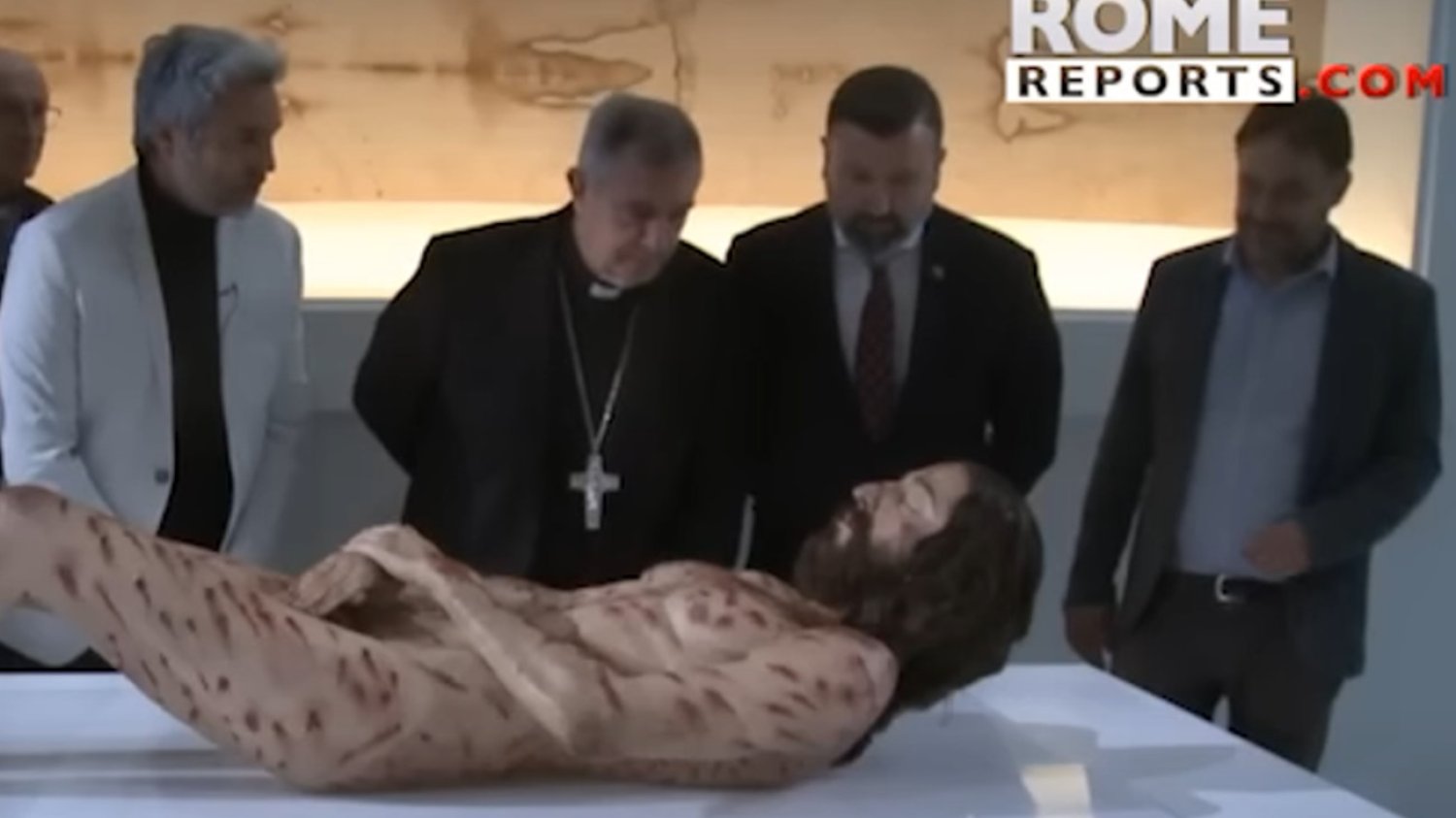 Stworzono hiperrealistyczną rzeźbę Jezusa. Nie pominięto żadnego szczegółu.
