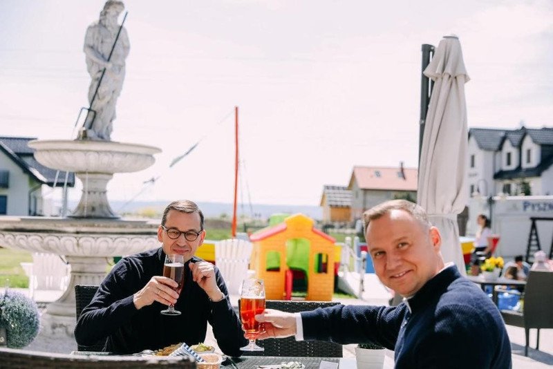 Andrzej Duda i Mateusz Morawiecki "przyłapani" na piwie w restauracji?