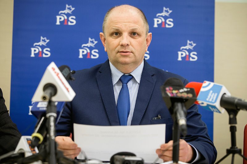 Zdjęcie penisa z kokardką na rozprawie Tomasza Pituchy. Polityk został pozwany o zniesławienie.