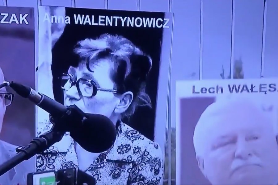 Stoczniowcy ściągnęli portret Lecha Wałęsy z bramy Stoczni Gdańskiej.