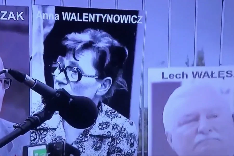 Stoczniowcy ściągnęli portret Lecha Wałęsy z bramy Stoczni Gdańskiej.