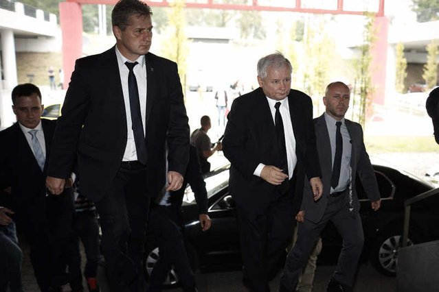 Prawicowi publicyści sami obalają mit o nieomylności prezesa PiS. Czy Jarosław Kaczyński wożony limuzyną i otoczony ochroniarzami traci kontakt z wyborcami?