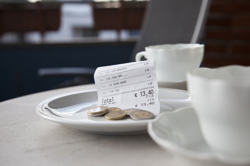 Restauratorze, opamiętaj się! To klient decyduje, kiedy kelnerowi należy się napiwek. Skończmy z obciachem