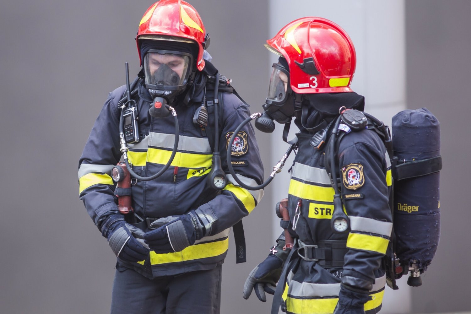 Ewakuacja wieżowca w centrum Warszawy. W budynku wybuchł pożar.