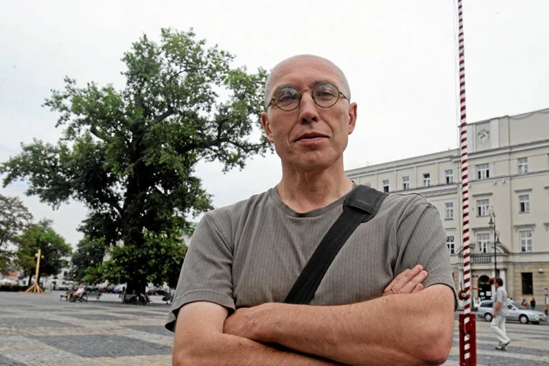 "Lubelski baobab" i Tomasz Pietrasiewicz, dyrektor Teatru NN. Zdjęcie z 2014 r. Wkrótce to będzie historia. To nieprawdopodobne, jak lublinianie pokochali to drzewo.