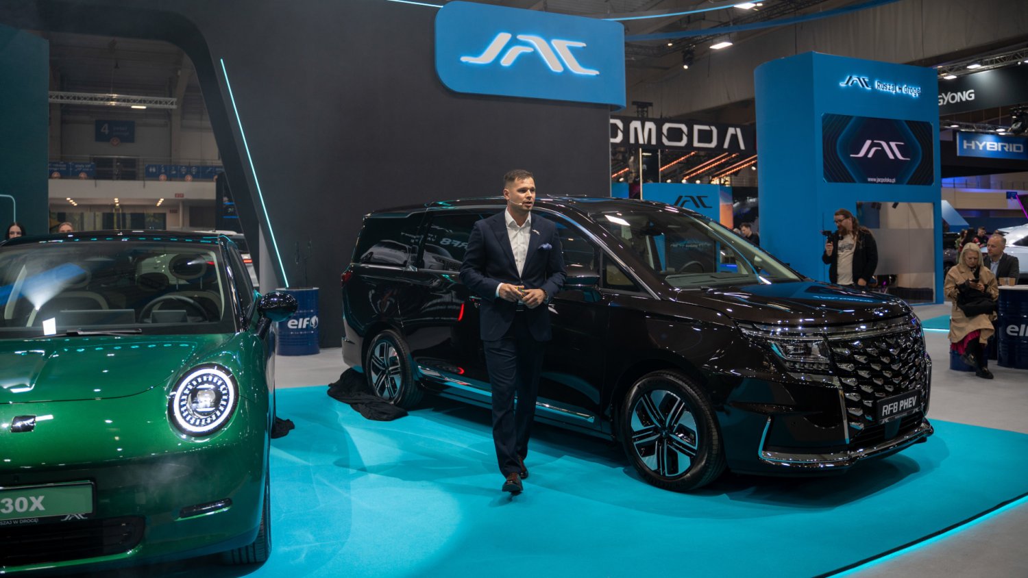 Elektryczny maluch i komfortowy van. JAC zaprezentował w Poznaniu dwa nowe modele