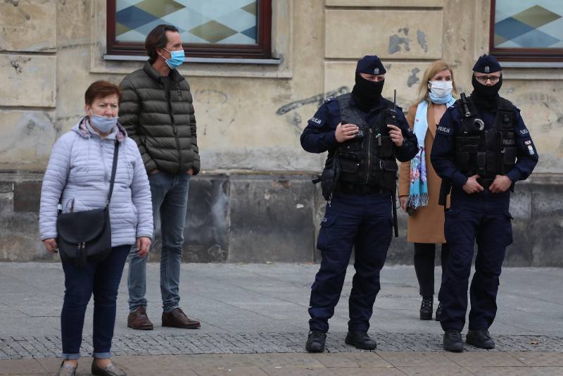 Ustawa antycovidowa PiS. Piecha: mandaty nawet do 1000 zł.
