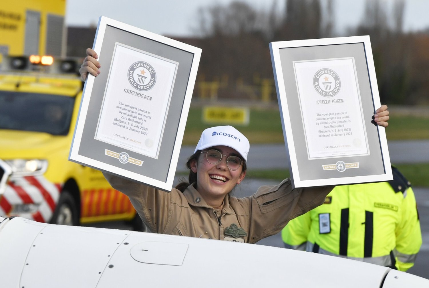 Obok dziwnych rekordów są też wzbudzające podziw. W 2022 r. 19-letnia belgijsko-brytyjska pilotka Zara Rutherford pobiła rekord Guinnessa jako najmłodsza kobieta, która przeleciała samotnie samolotem dookoła świata. Zajęło jej to 155 dni.
