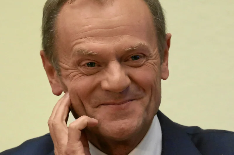 Donald Tusk na Instagramie pokazał plakat, jaki dostrzegł na ulicy w Brukseli. To zdjęcie to hit internetu.