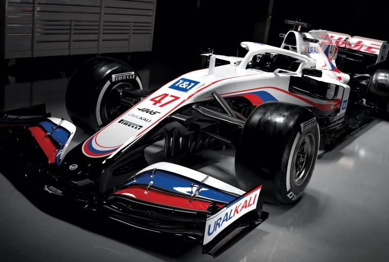 Rosyjskie flagi na bolidzie amerykańskiego Haasa.