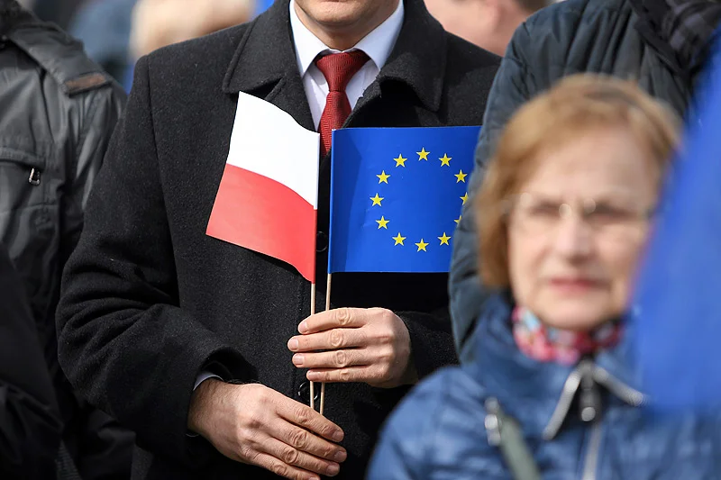 Zwykli Polacy mogą być spokojni, bo Polskę nie dotkną prawdziwe sankcje ze strony UE? To nieprawda.