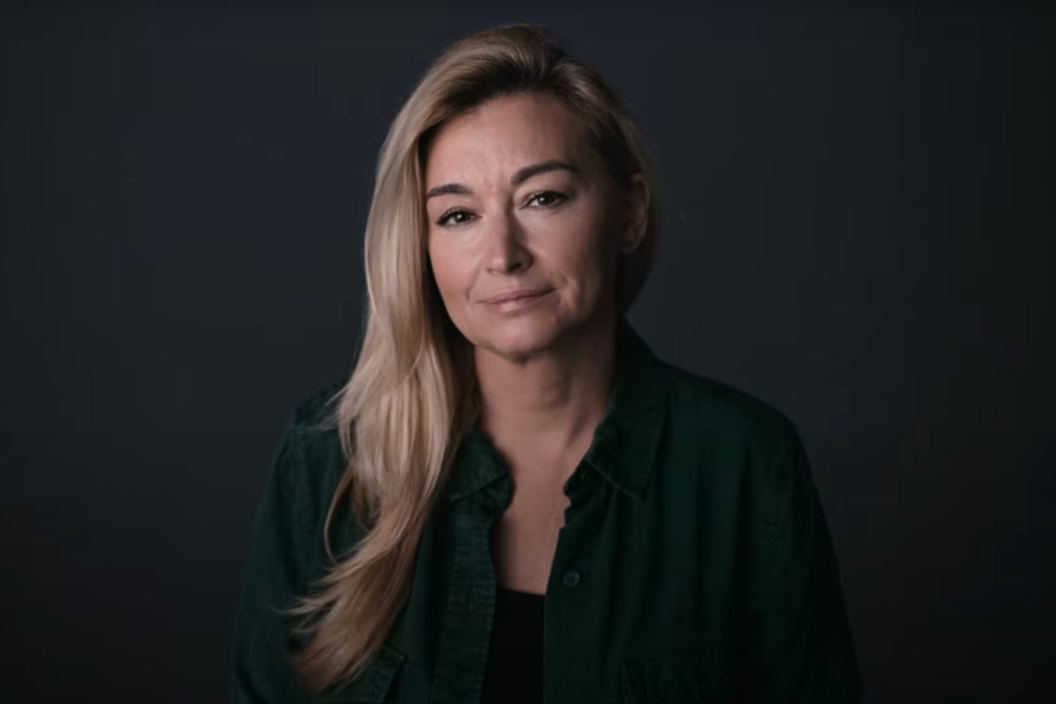 Martyna Wojciechowska w spocie nawołującym do udzielenia pomocy humanitarnej osobom koczującym na granicy. Martyna Wojciechowska w spocie nawołującym do udzielenia pomocy humanitarnej osobom koczującym na granicy.