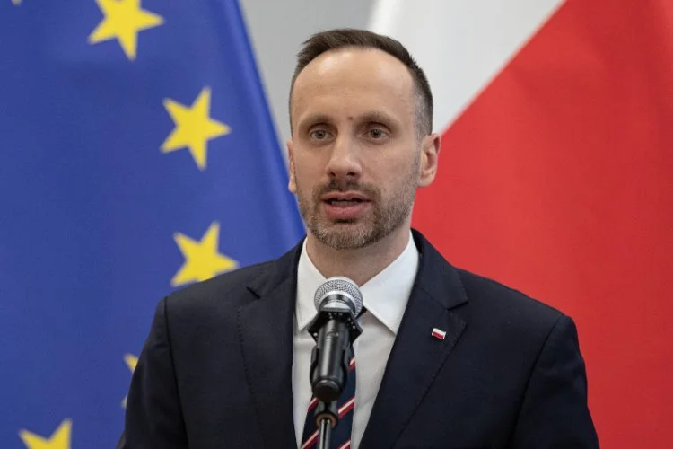 Wiceminister Janusz Kowalski domaga się usunięcia niemieckich nazw niektórych stacji PKP.
