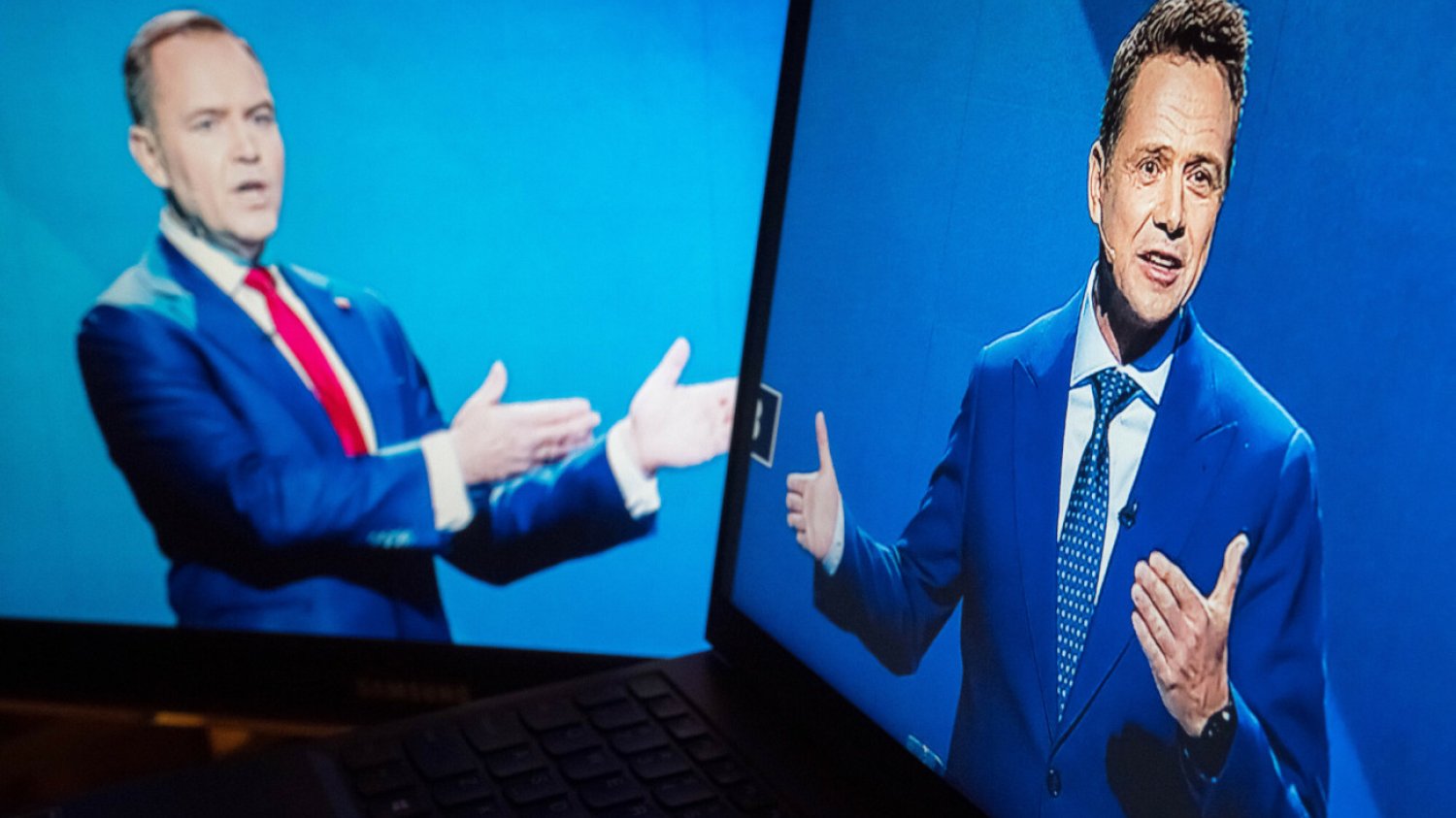 Rafał Trzaskowski pod koniec debaty wręczył kopertę Karolowi Nawrockiemu, w której miał zawrzeć uczciwe rozwiązanie problemu przejęcia mieszkania pana Jerzego przed kontrkandydata. Rafał Trzaskowski pod koniec debaty wręczył kopertę Karolowi Nawrockiemu, w której miał zawrzeć uczciwe rozwiązanie problemu przejęcia mieszkania pana Jerzego przed kontrkandydata.