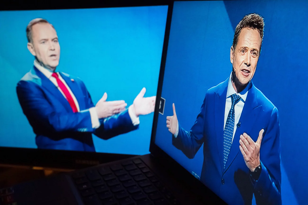Rafał Trzaskowski pod koniec debaty wręczył kopertę Karolowi Nawrockiemu, w której miał zawrzeć uczciwe rozwiązanie problemu przejęcia mieszkania pana Jerzego przed kontrkandydata.