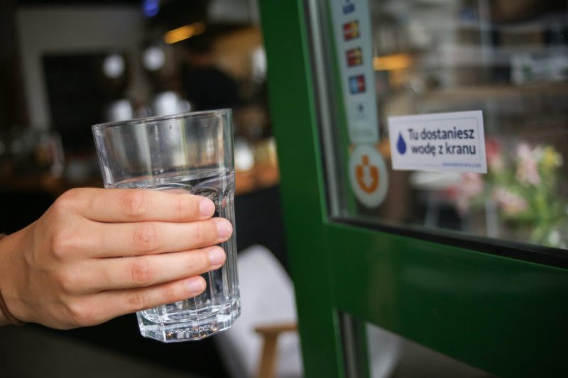 Darmowa woda z kranu nie jest wyrazem nadmiernej gościnności, ale powinna być normą.