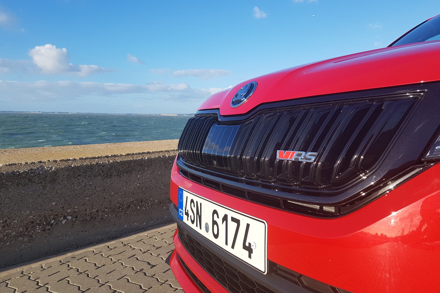 Literki na atrapie chłodnicy i podwójnie doładowany silnik diesla pod maską to znak rozpoznawczy nowej Skody Kodiaq RS.