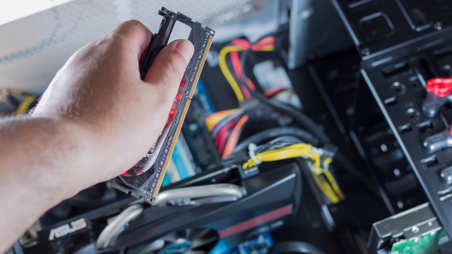 Ceny DDR4 i DDR4 wystrzeliły w kosmos. Dlaczego jest tak drogo? Dlaczego RAM jest tak drogi? Pamięć jest dwukrotnie droższa